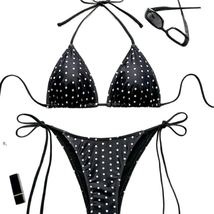 Somrig triangelbikini för kvinnor, med lekfullt prickigt mönster och justerbara snörningar.