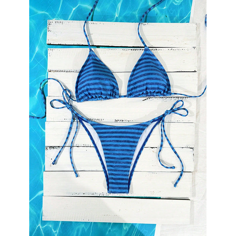 Modern strandmode-bikini, prickig triangelstil med bekväma justerbara snörningar.