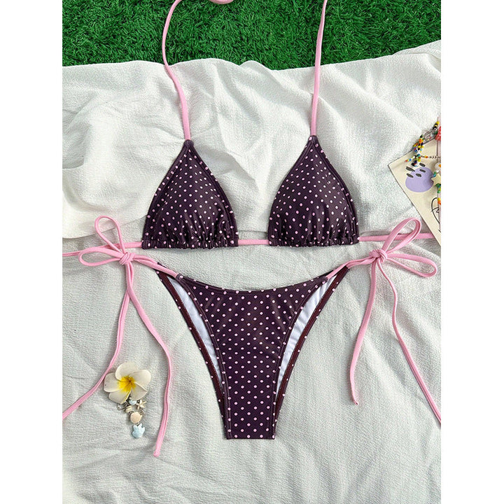 Elegant triangelbikini för dam, med klassiska prickar och praktiska justerbara snörningar.