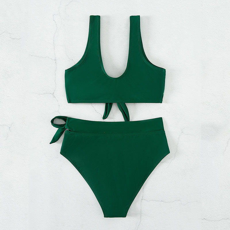 Badkläder dam: Modern högmidjad bikini med dekorativ knytdetalj, bekväm för simning och solbad.