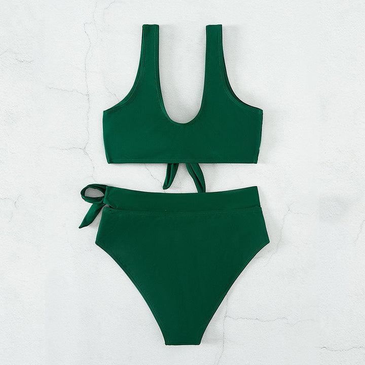 Badkläder dam: Modern högmidjad bikini med dekorativ knytdetalj, bekväm för simning och solbad.