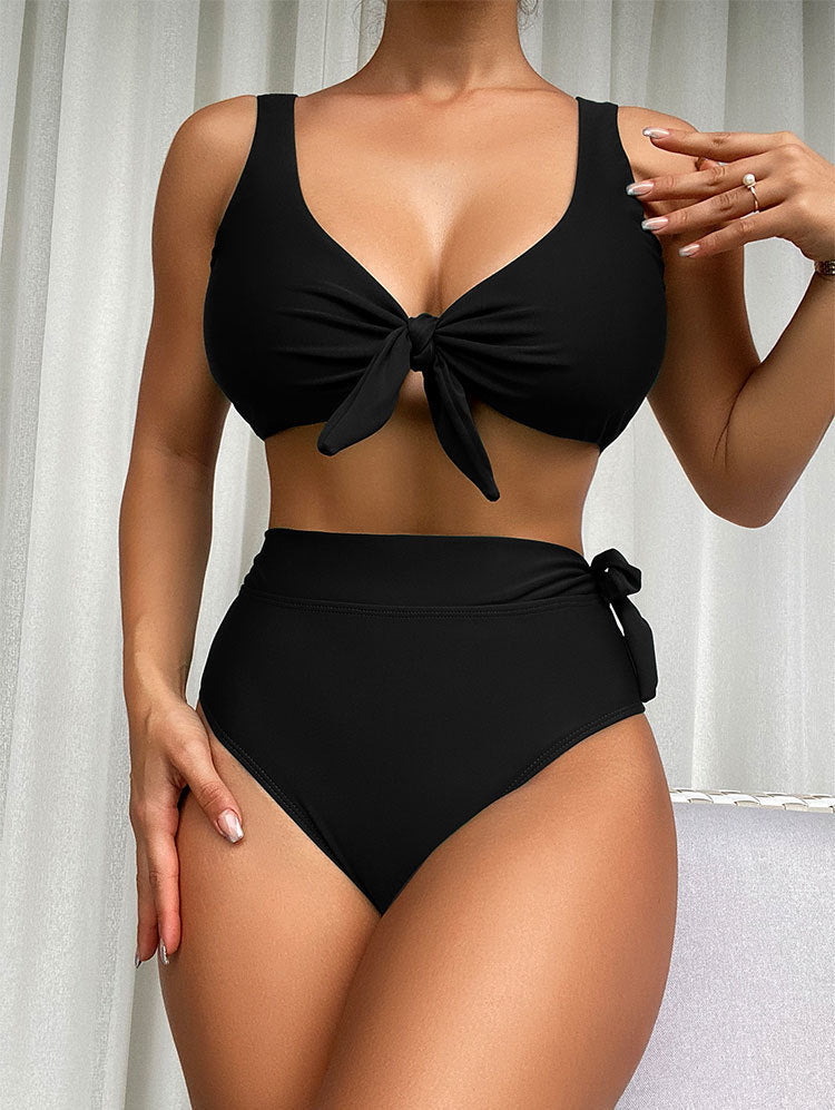 Knytdetalj bikini: Närbild av den snygga knytningen på en högmidjad dambikini, unik design.