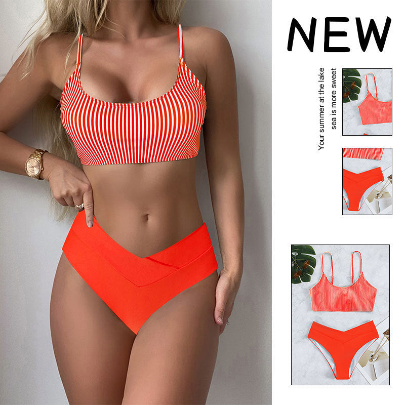 Randig triangel bikinitopp för dam, matchas med högskuren trosa. Idealisk badkläder för poolparty.