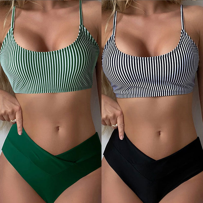 Högskuren bikinitrosa i set med randig triangeltopp. Trendig dammode för strand & sommarstil.