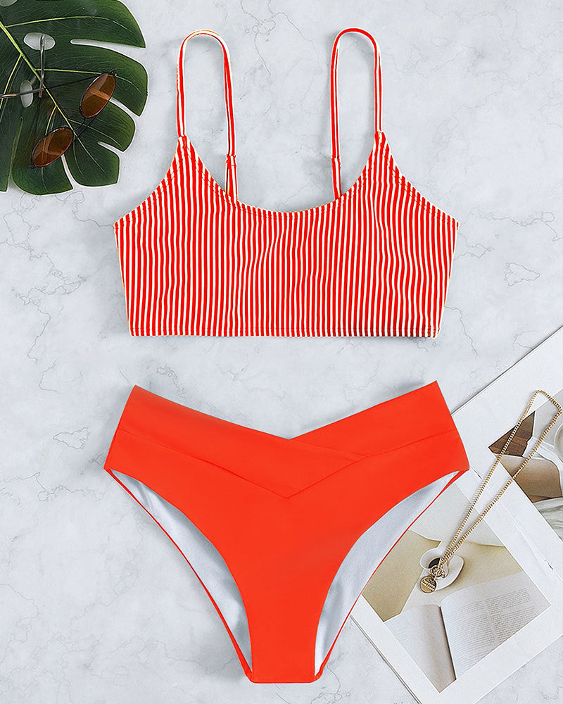 Modernt dambikini set: randig triangeltopp & högskuren trosa. Perfekt strandkläder för en trendig sommar.