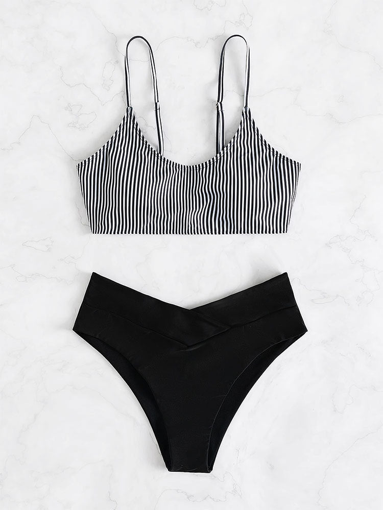 Dam triangelbikini set med snygg randig topp & högskuren trosa. Optimalt för soliga dagar & pool.
