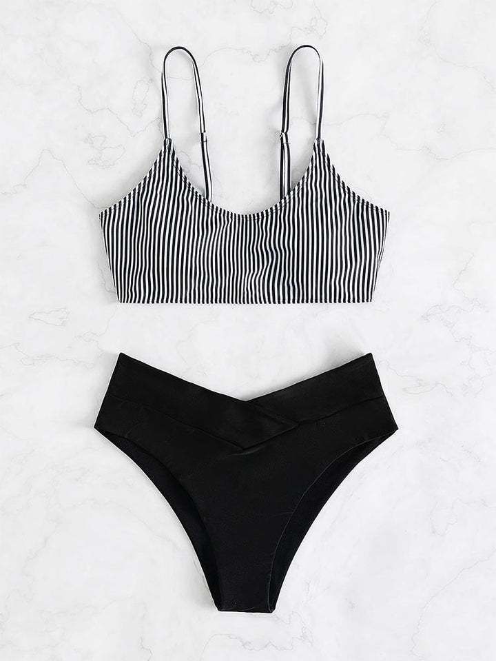 Dam triangelbikini set med snygg randig topp & högskuren trosa. Optimalt för soliga dagar & pool.