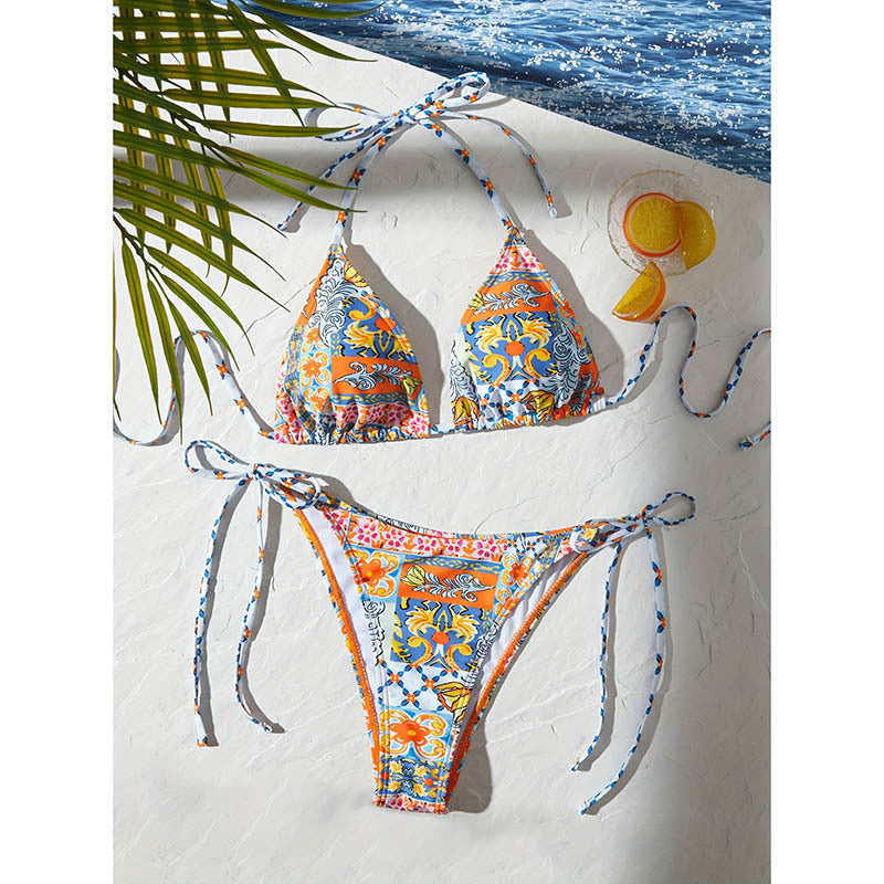 Dambikini triangel, blommig, med justerbara band. Perfekt för sommar och strandmode.