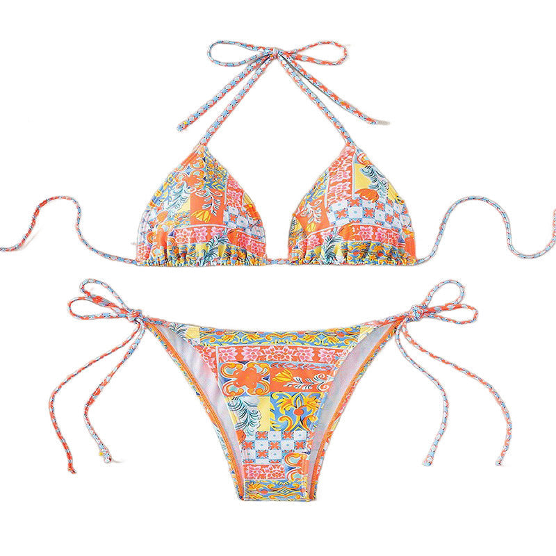 Trendig triangelbikini för dam i blommigt mönster. Justerbara band för optimal passform.