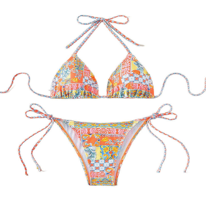 Trendig triangelbikini för dam i blommigt mönster. Justerbara band för optimal passform.