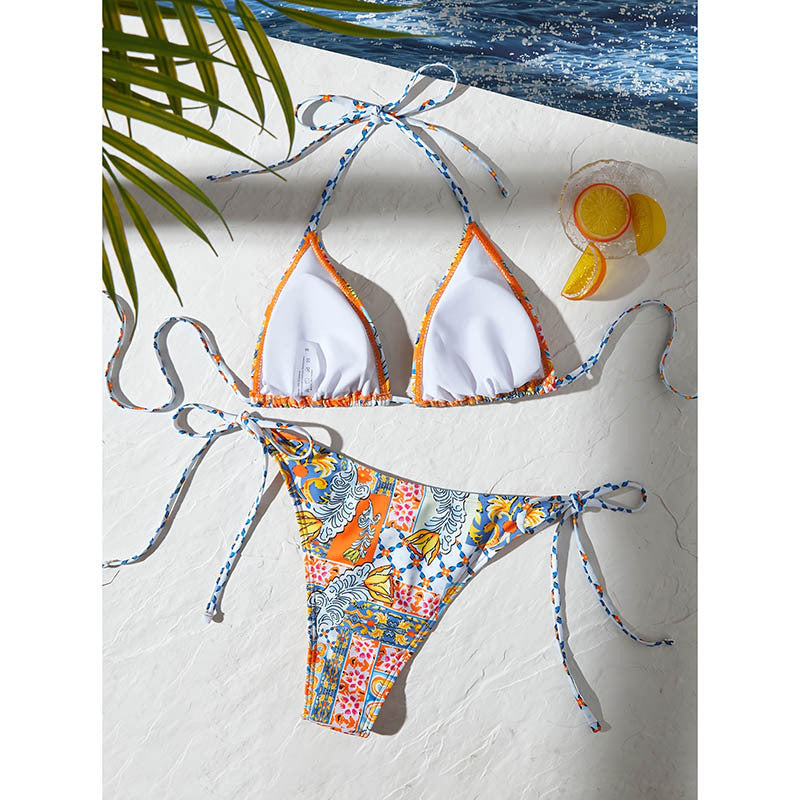 Blommig triangelbikini dam med justerbara axelband. Somrig design för badkläder.