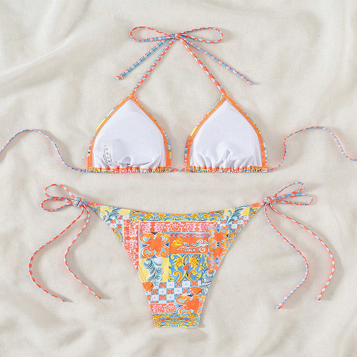 Neonorange dambikini med blommönster. Justerbar triangeltopp och högskuren underdel.