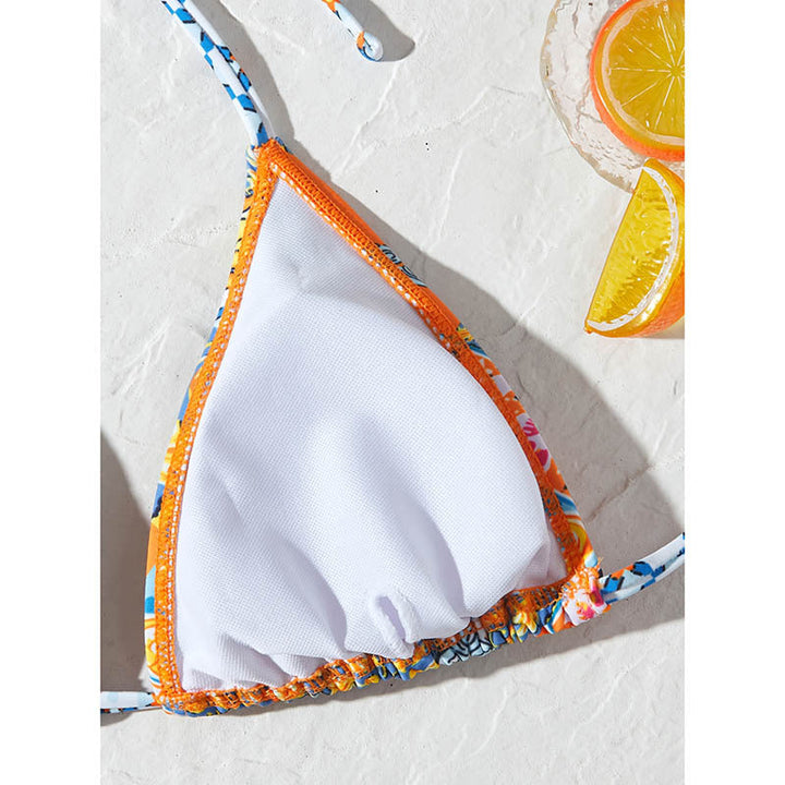 Elegant blommig baddräkt i triangelstil. Justerbara band ger flexibel komfort på stranden.