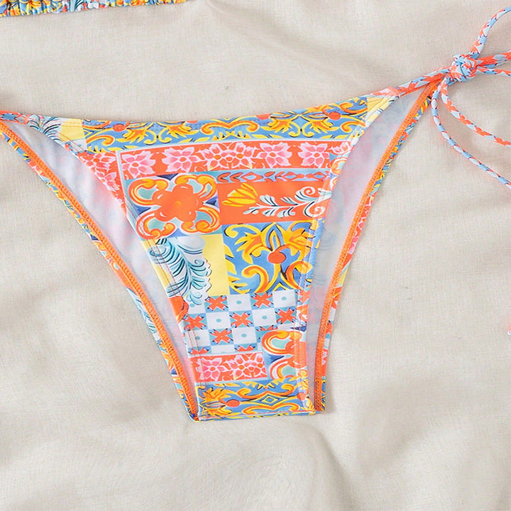 Högskuren triangelbikini för dam i blommigt mönster. Justerbara band för en bekväm passform.