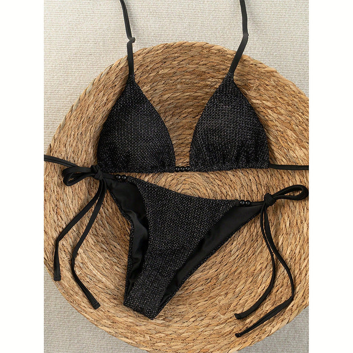 Trendig triangelbikini för sommar och bad, med justerbara band och en snygg knutdetalj.