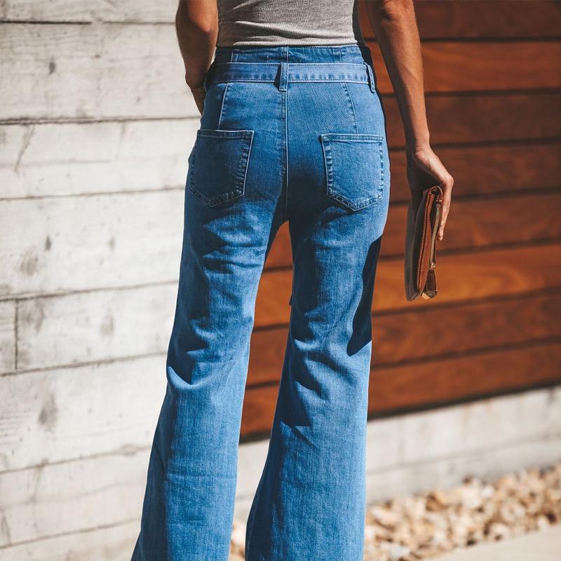 En dam som visar upp flexibiliteten med dessa vida ben-jeans, lämpliga för både dagtid och kvällsaktiviteter.