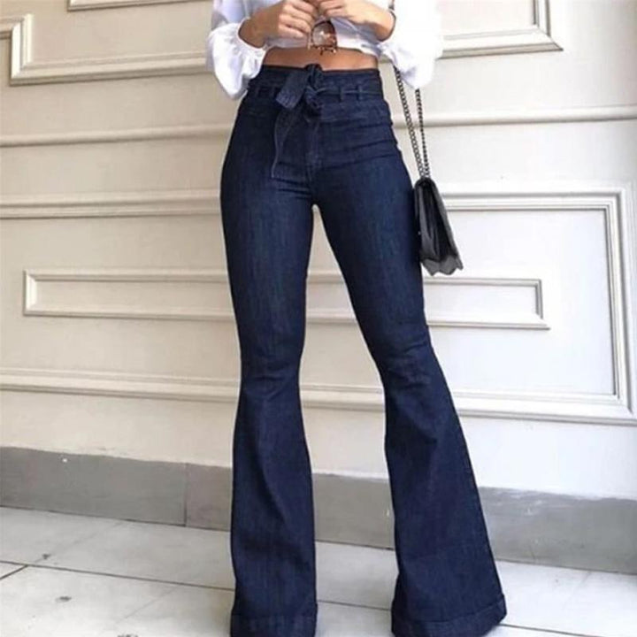 Dambyxor med hög midja och vida ben i mörkblå denim, som visar en annan färgvariation av den eleganta designen.