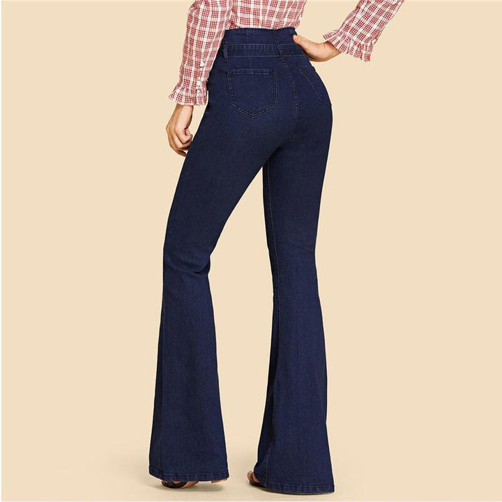 Dambyxor i blå denim med hög midja och vida ben, som visas med avtagbart bälte för justerbar passform, vilket ger en elegant och tidlös look.