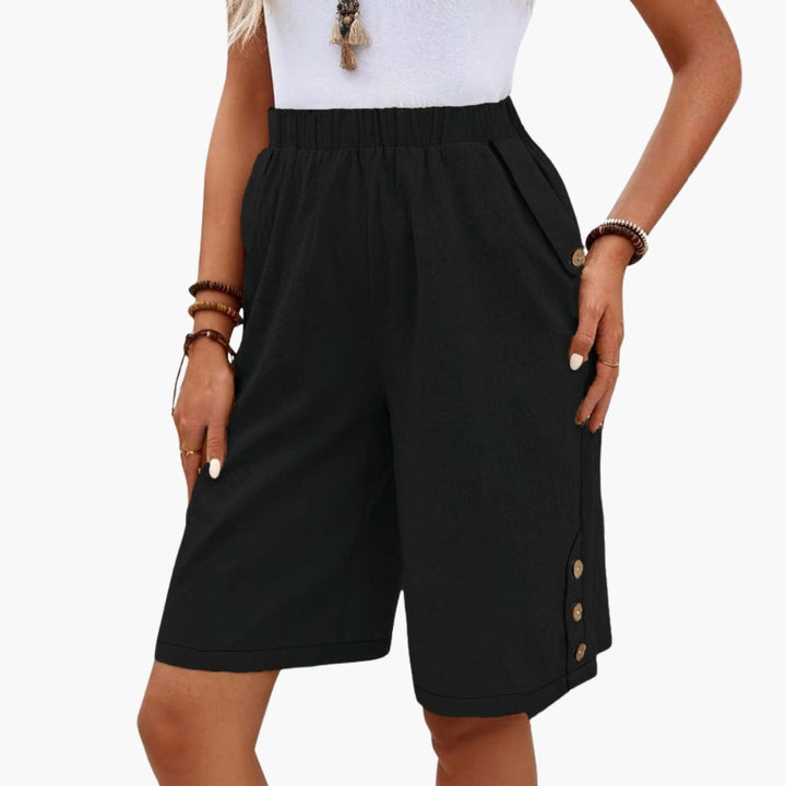 Stilrena dambyxor med elastisk midja, knappar och praktiska fickor. Perfekta byxor för en casual look.