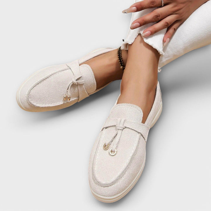Närbild på dam skor av typen loafers som visar den fina sömnaden och sulan