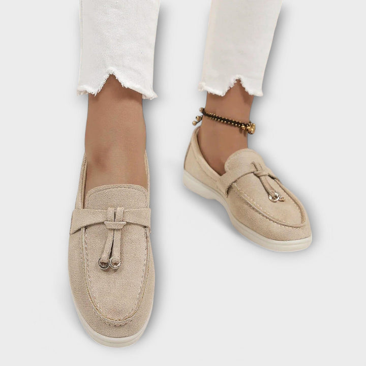Snygga bekväma loafers för dam i en elegant vinkelvisning mot ljus bakgrund