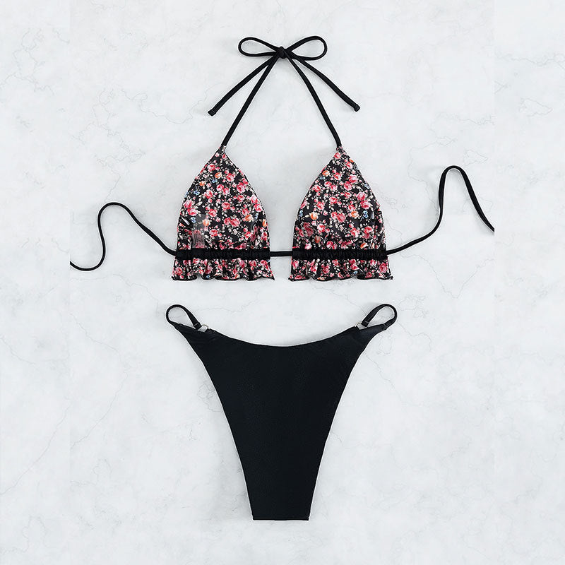 Modern damtriangelbikini, blommig design, svart. Högskuren modell, bekväma badkläder för stranden.