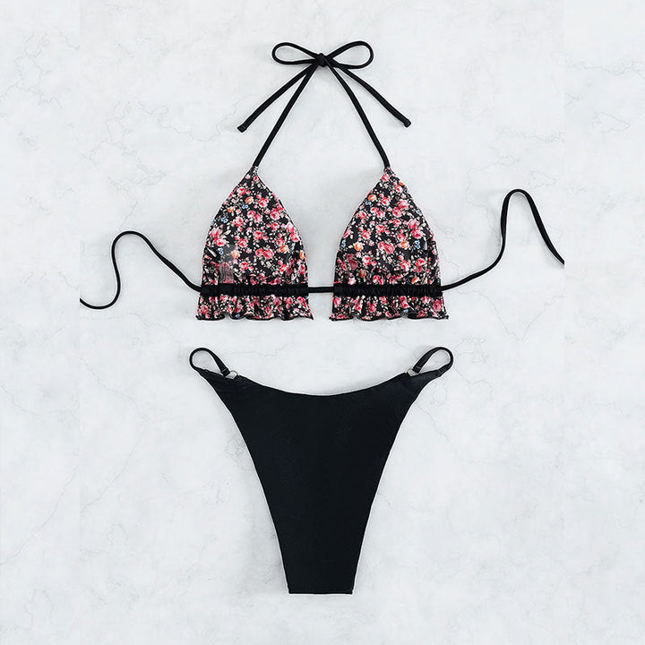 Modern damtriangelbikini, blommig design, svart. Högskuren modell, bekväma badkläder för stranden.