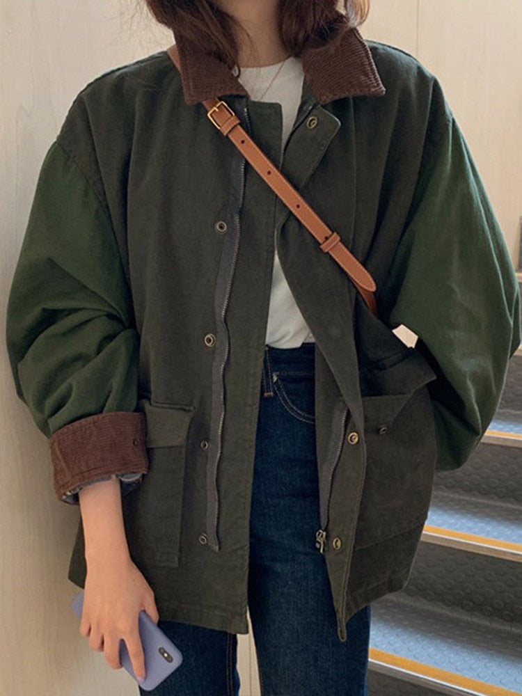 Damjacka i armégrön färg med oversized passform och bruna detaljer