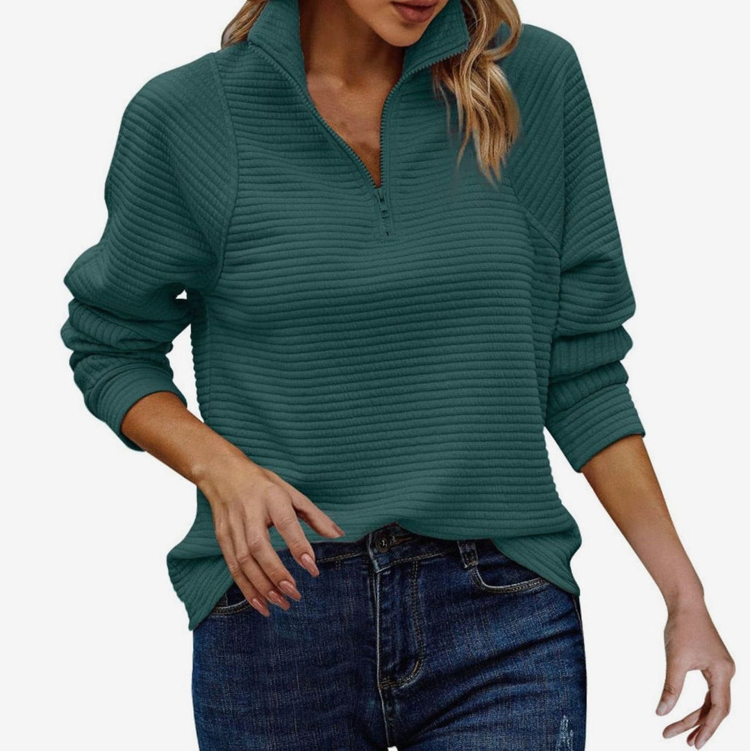 Stilren damklädsel med stickad pullover och dragkedja