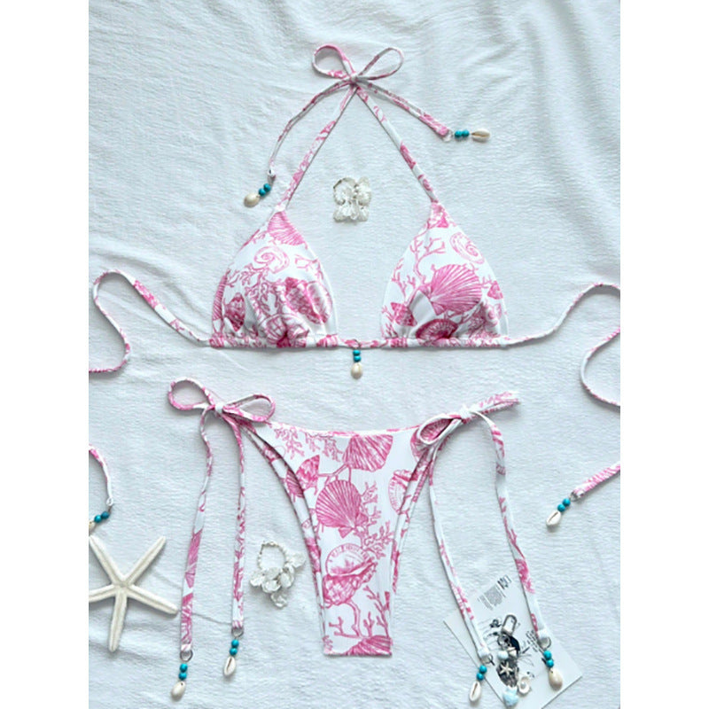 Elegant damers bikini-set med maritimt mönster och justerbara axelremmar för en perfekt passform vid poolen.