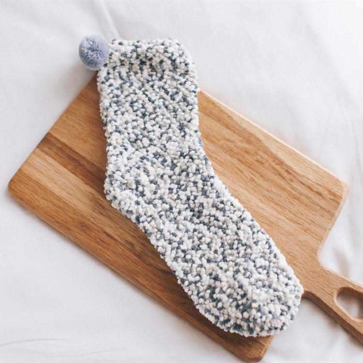 "Damer Pom Pom Muffin Strumpor i färgglada nyanser med mjuka pom poms, perfekta som söta och unika presenter."