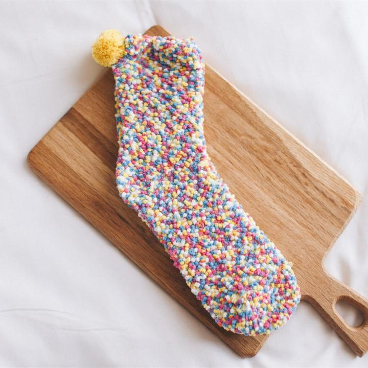 "Damer Pom Pom Muffin Strumpor i färgglada nyanser med mjuka pom poms, perfekta som söta och unika presenter."