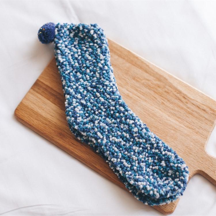 "Damer Pom Pom Muffin Strumpor i färgglada nyanser med mjuka pom poms, perfekta som söta och unika presenter."