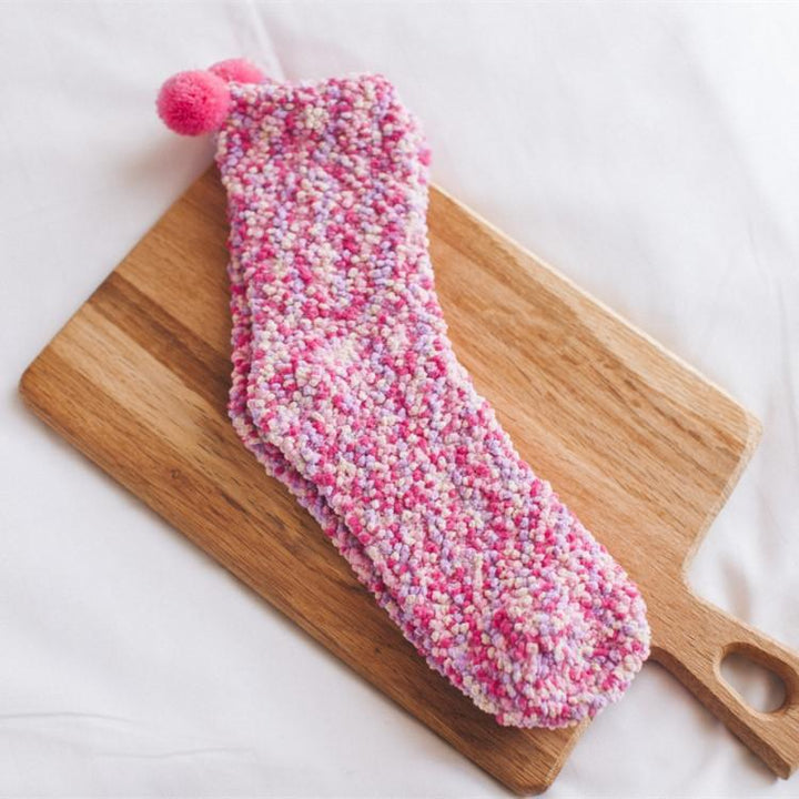 "Damer Pom Pom Muffin Strumpor i färgglada nyanser med mjuka pom poms, perfekta som söta och unika presenter."