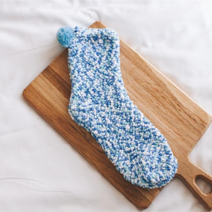 "Damer Pom Pom Muffin Strumpor i färgglada nyanser med mjuka pom poms, perfekta som söta och unika presenter."