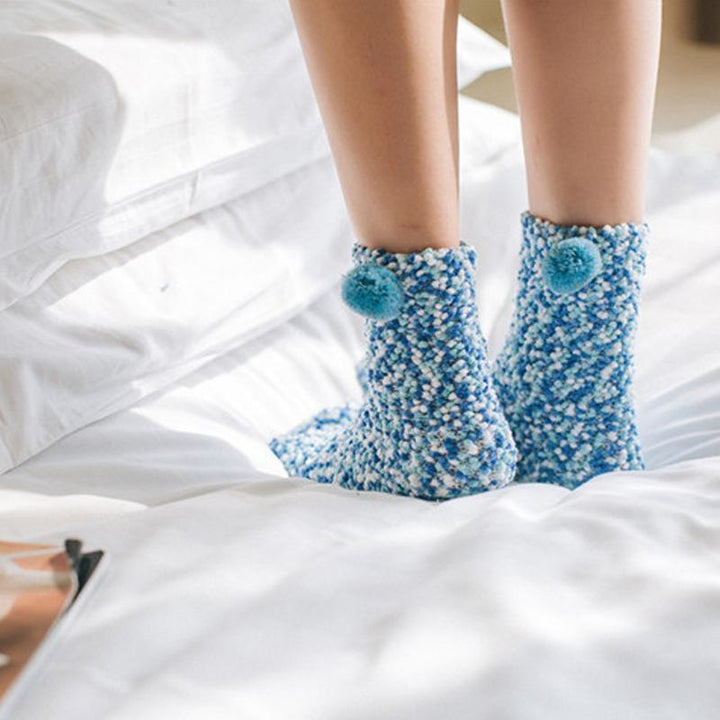 "Damer Pom Pom Muffin Strumpor i färgglada nyanser med mjuka pom poms, perfekta som söta och unika presenter."