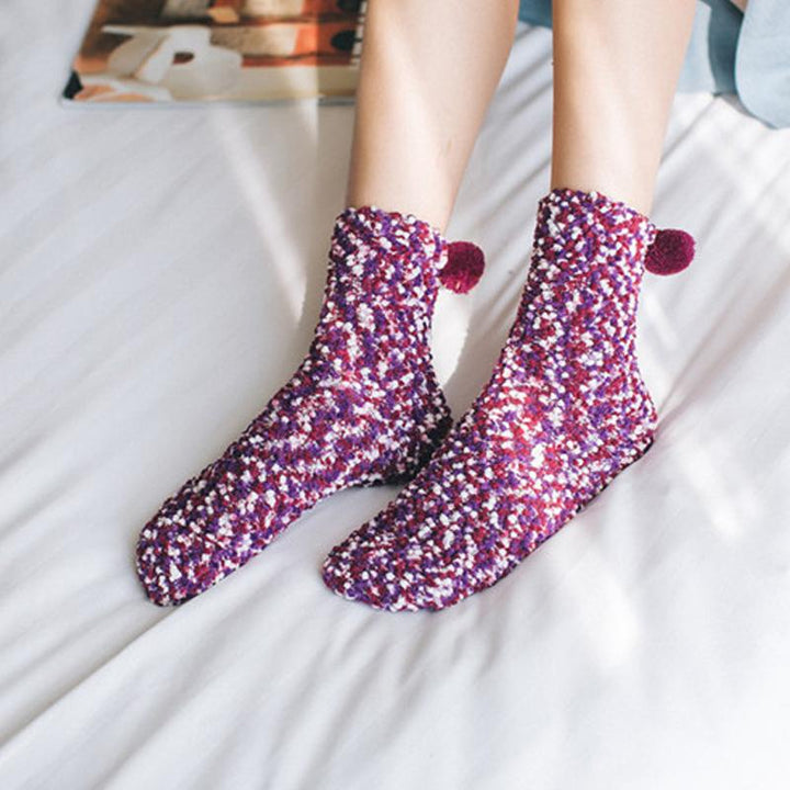 "Damer Pom Pom Muffin Strumpor i färgglada nyanser med mjuka pom poms, perfekta som söta och unika presenter."