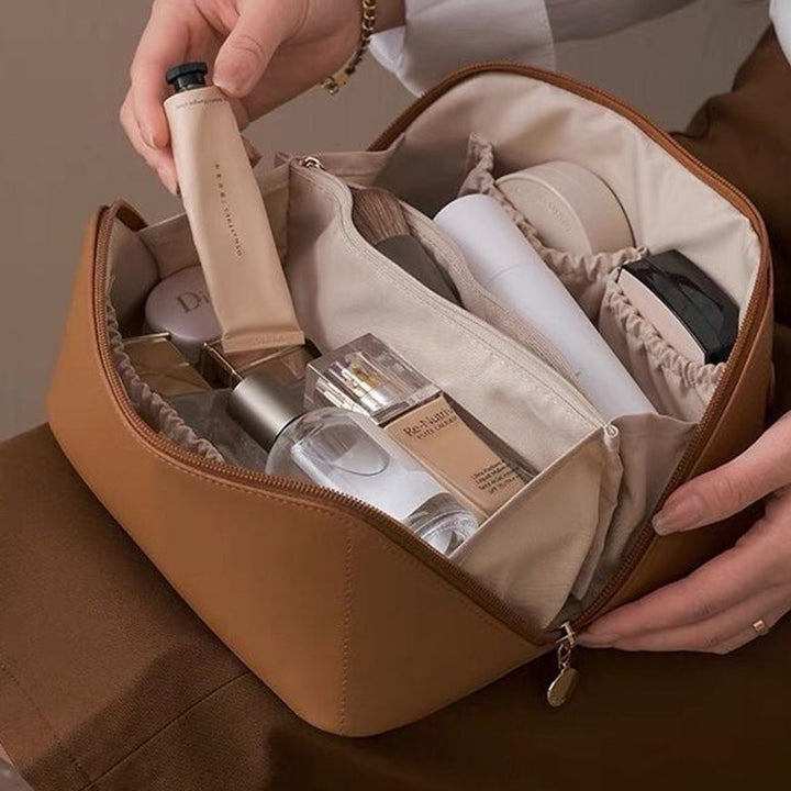"Damer resekosmetisk väska i krämigt PU-läder, dubbellager, rymlig, elegant design i vit, brun, rosa och gul."