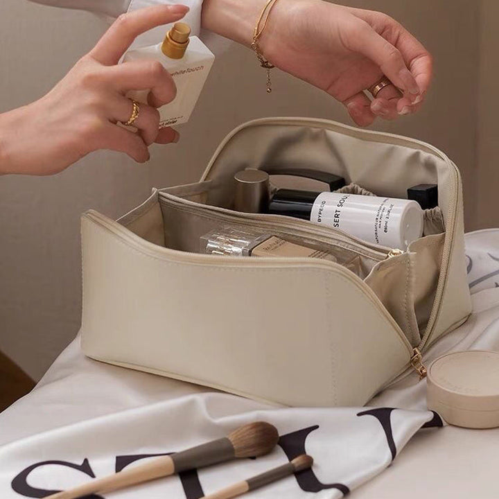 "Damer resekosmetisk väska i krämigt PU-läder, dubbellager, rymlig, elegant design i vit, brun, rosa och gul."