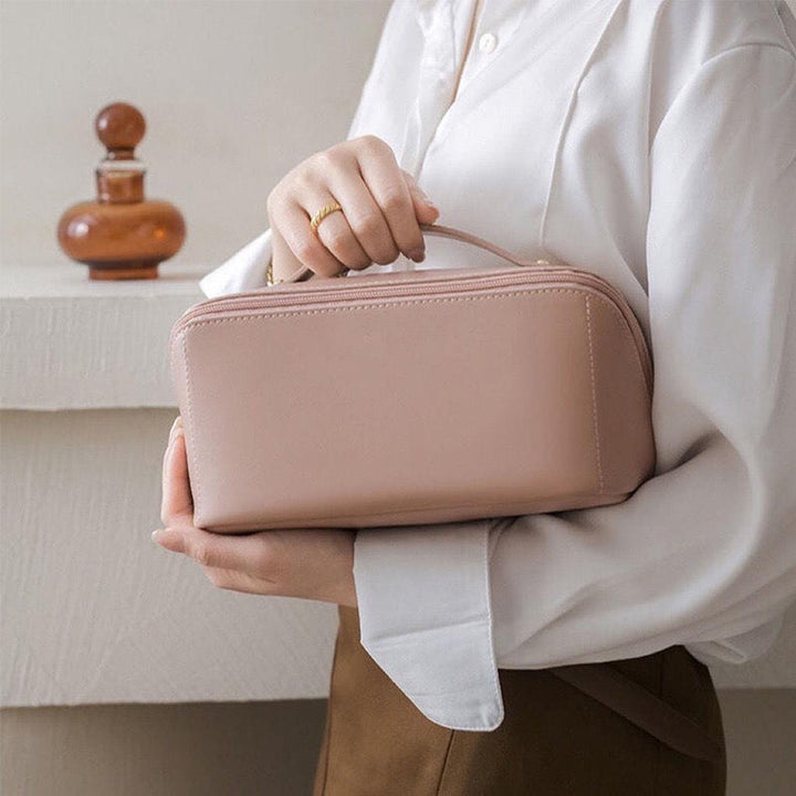 "Damer resekosmetisk väska i krämigt PU-läder, dubbellager, rymlig, elegant design i vit, brun, rosa och gul."