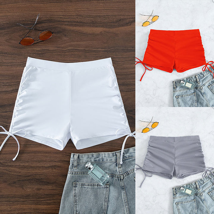 Svarta strukturerade dambadshorts med justerbara snören, eleganta för strand & pool.