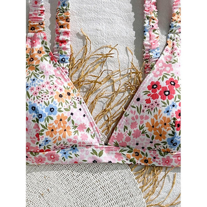 Bekväm triangel bikinitopp dam med vackert blommönster och justerbara axelband för optimal komfort.