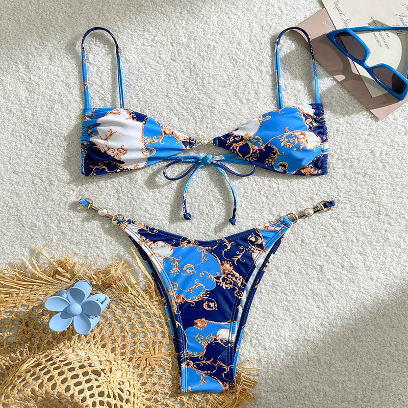 Elegant triangelbikini för dam, perfekt badkläder med gyllene ringar, idealisk för strandstil.
