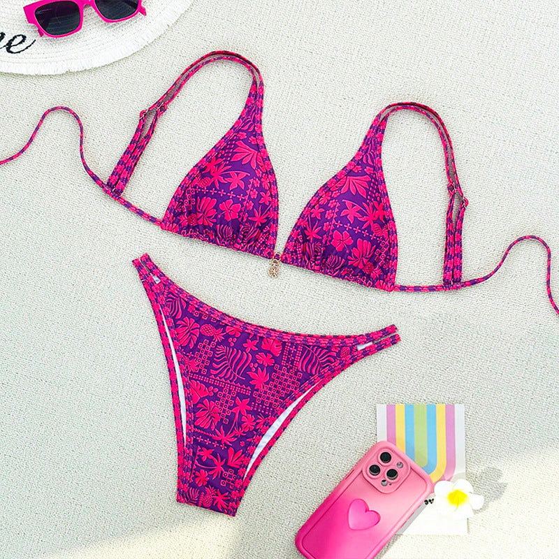 Damer triangelbikini i magenta med blommönster & justerbara axelband. Perfekt för sommar & strand.