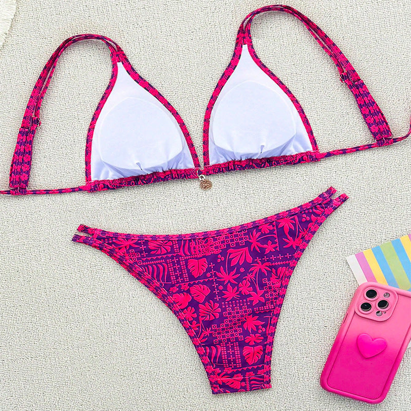 Triangelbikini för damer med justerbara axelband & vackert blommönster. Modern strandmode & badkläder.
