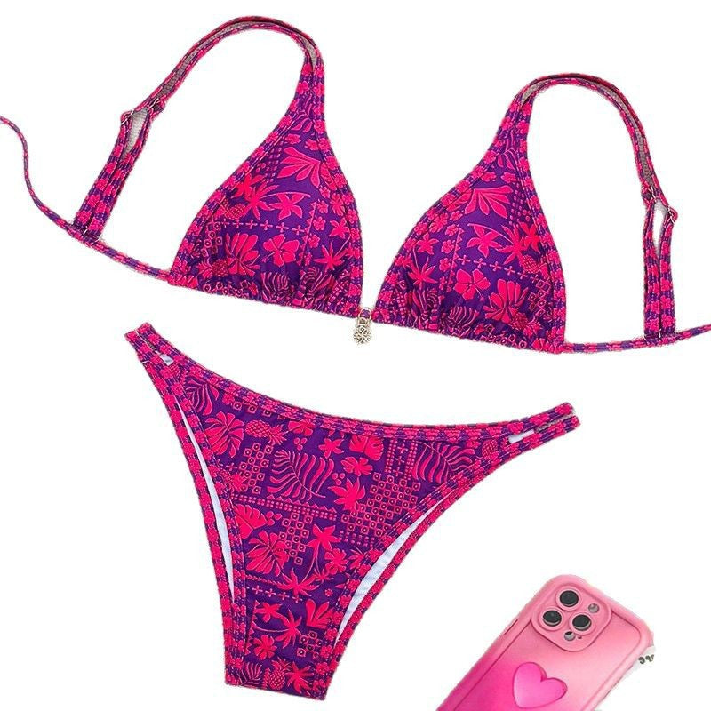 Snygg magenta triangelbikini för damer. Trendigt blommönster och justerbara axelband för sommarstil.