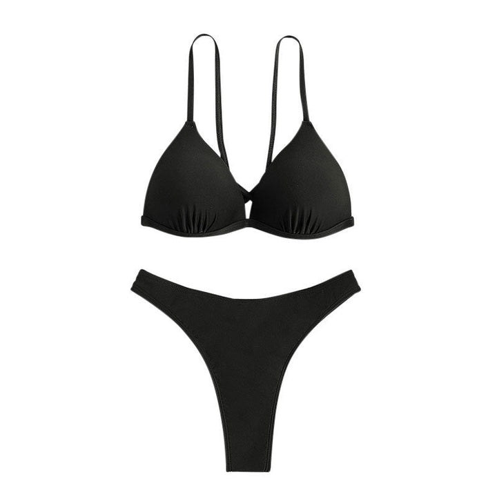 Modern damtriangelbikini, högskuren design som framhäver silhuetten, perfekt sommarbadkläder.
