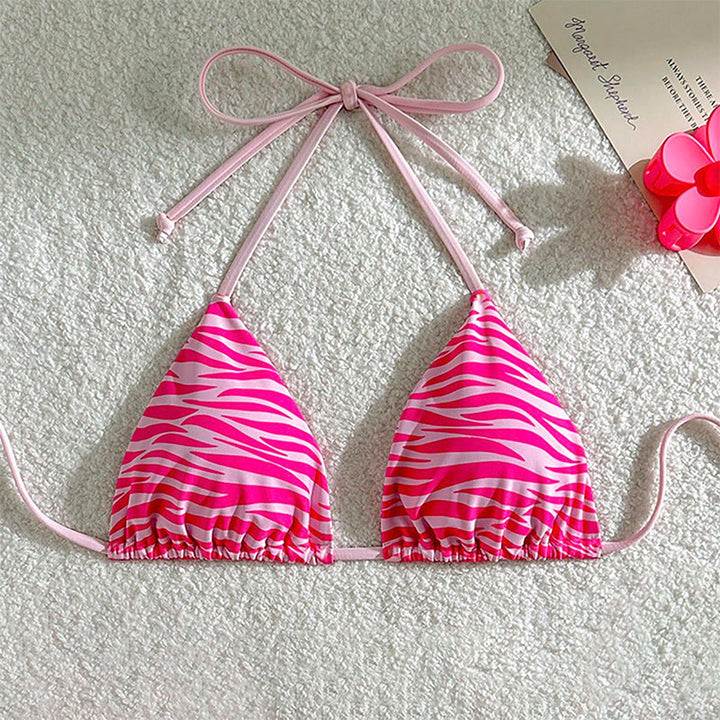 Komplett damtriangelbikini i zebramönster med justerbar halterneck. Perfekt för sommar och strand.