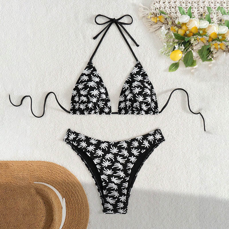 Damer triangelbikini med tropiskt palmmönster och hög benskärning, perfekt för sommarstrandmode.