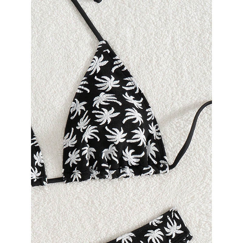 Trendig dambikini med palmmönster, triangeltop och högbenskuren trosa för en elegant look på stranden.